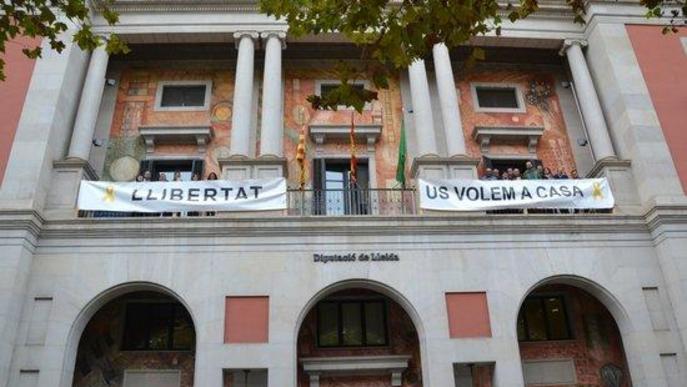 #EleccionsGenerals10N: La Diputació de Lleida torna a penjar a la façana les pancartes per demanar la llibertat dels presos independentistes