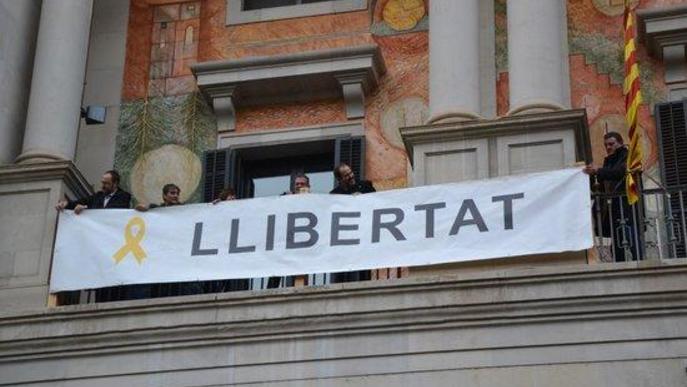 #EleccionsGenerals10N: La Diputació de Lleida torna a penjar a la façana les pancartes per demanar la llibertat dels presos independentistes