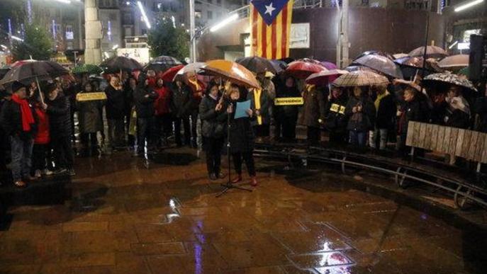 Unes 200 persones es concentren a Lleida en resposta a les sentències a Junqueras i Torra