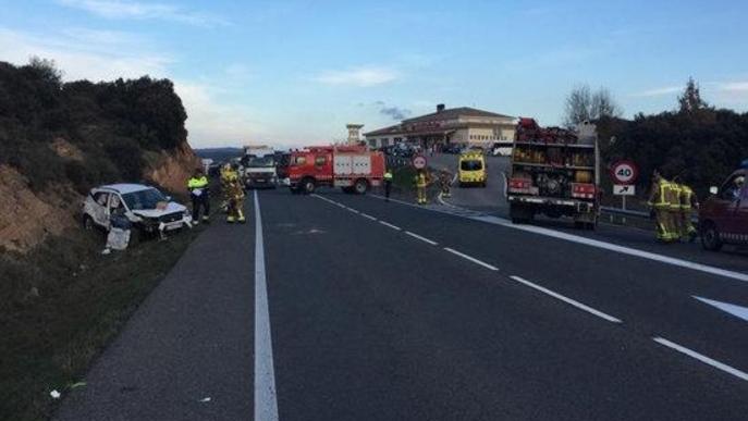 Un mort i quatre ferits, un crític i un greu, en un accident de trànsit a Vilanova de l'Aguda