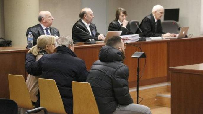 El matrimoni acusat de simular accidents per cobrar d'assegurances i un dels homes a qui van pagar per pactar l'accident amb la dona, asseguts a l'Audiència de Lleida, amb els seus advocats al fons.