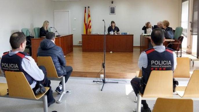 L'acusat d'intentar llançar per la finestra l'exparella a Lleida diu que la denúncia és falsa