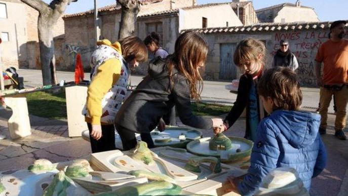 Infants juguen a Bellpuig amb alguns dels jocs que formaran part de l'espectacle del nou muntatge que Puck Cinema Caravana estrenarà a la Fira de Titelles de Lleida