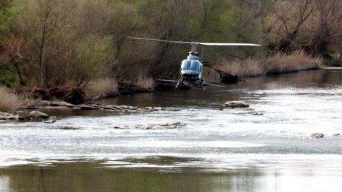 Imatge de l'helicòpter del COPATE fumigant contra a mosca negra al riu Segre, prop de la depuradora de Lleida
