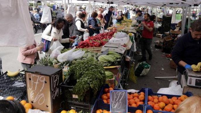 Parades d'alimentació més espaiades i amb més vendes al mercat dels dissabtes de Lleida