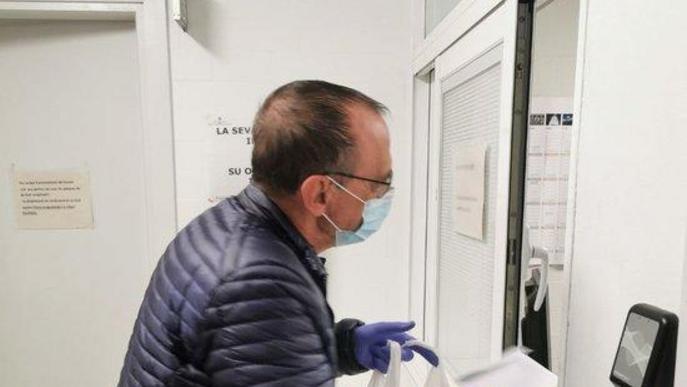 L'alcalde Miquel Pueyo porta medicaments a una parella d'ancians com a voluntari de la Xarxa de Solidaritat de Lleida