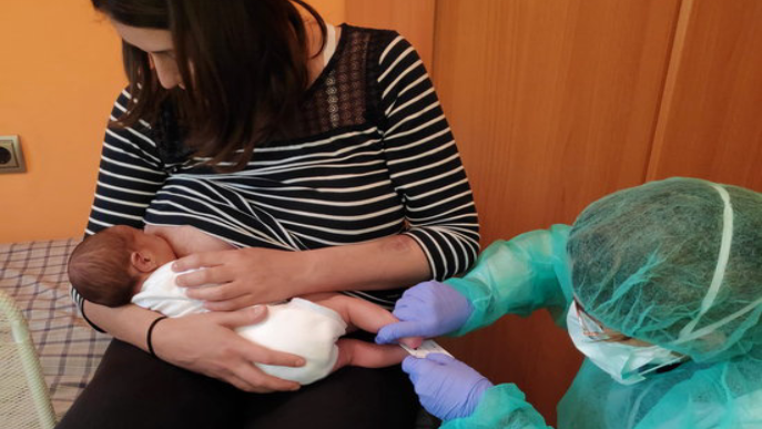 Atenen a domicili vuit nadons nascuts a l'Hospital de la Seu en ple confinament al rebre l'alta precoç les seves mares