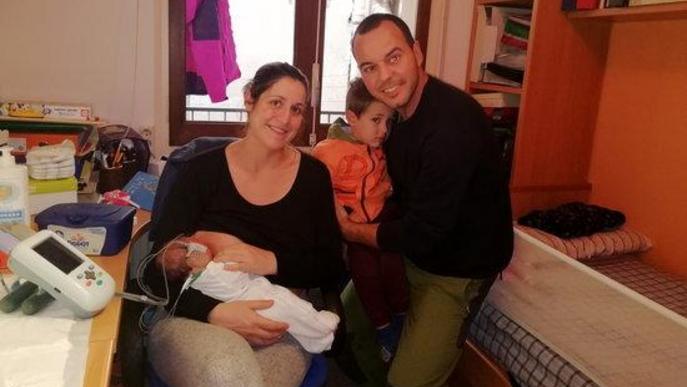 Atenen a domicili vuit nadons nascuts a l'Hospital de la Seu en ple confinament al rebre l'alta precoç les seves mares