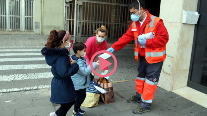 ⏯️ Voluntaris de Creu Roja i de Protecció Civil reparteixen mascaretes al transport públic