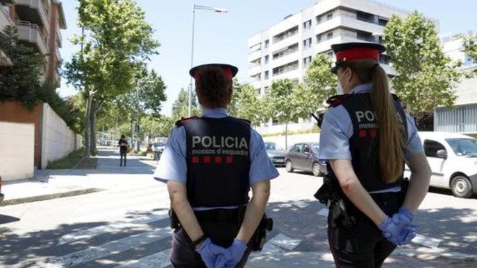 Una parella d'agents dels Mossos d'Esquadra fan patrullatge pels carrers de Lleida