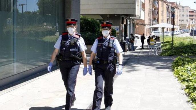 Una parella d'agents dels Mossos d'Esquadra fan patrullatge pels carrers de Lleida