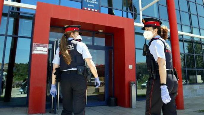 Una parella d'agents dels Mossos d'Esquadra arriben després de fer patrullatge, a la comissaria de Lleida