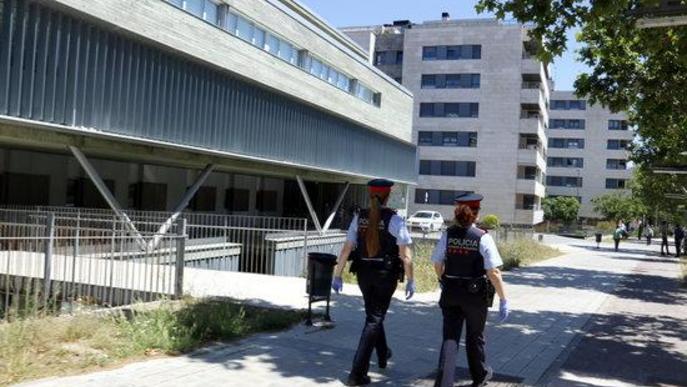 Parella d'agents dels Mossos d'Esquadra fan patrullatge pels carrers de Lleida