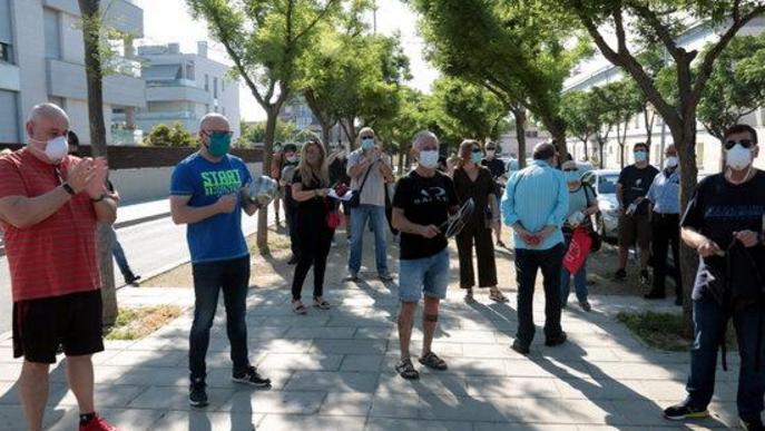 Funcionaris del Centre Penitenciari de Ponent fent una cassolada de protesta a les portes de la presó lleidatana