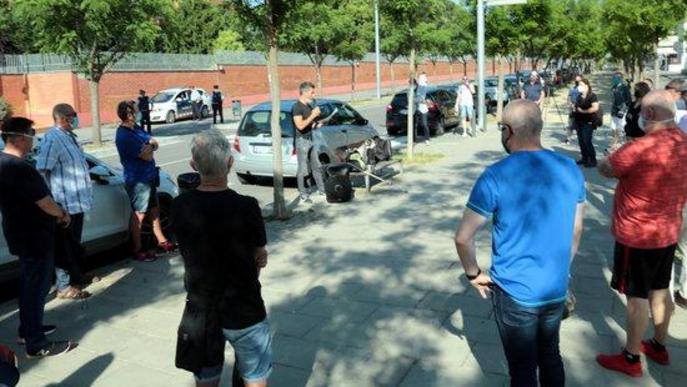 Funcionaris del Centre Penitenciari de Ponent durant l'acció de protesta que han dut a terme a les portes de la presó lleidatana