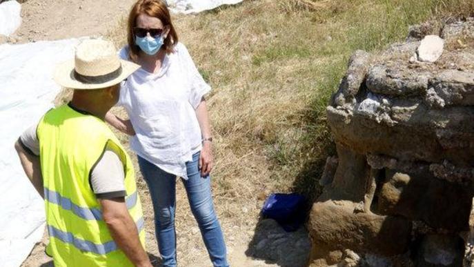 Pla general de la directora del Museu de la Noguera, Carme Alòs, parlant amb un arqueòleg al Castell Formós de Balaguer