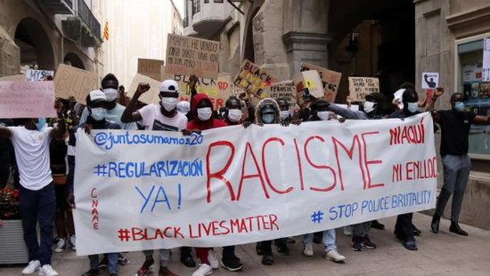 ⏯️ Centenars de persones es manifesten a Lleida contra el racisme