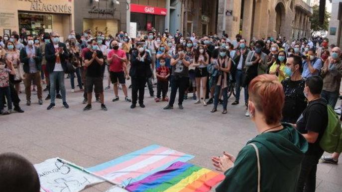 ⏯️ Un centenar de persones rebutgen a Lleida l'agressió homòfoba a una parella de la ciutat