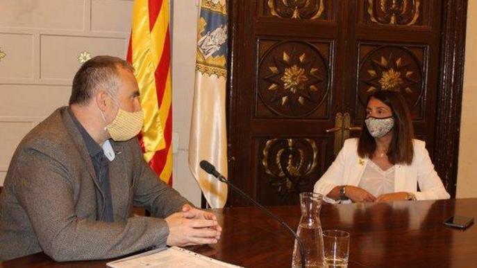 Pla mig de l'alcalde de la Seu, Jordi Fàbrega, amb la consellera de la Presidència, Meritxell Budó
