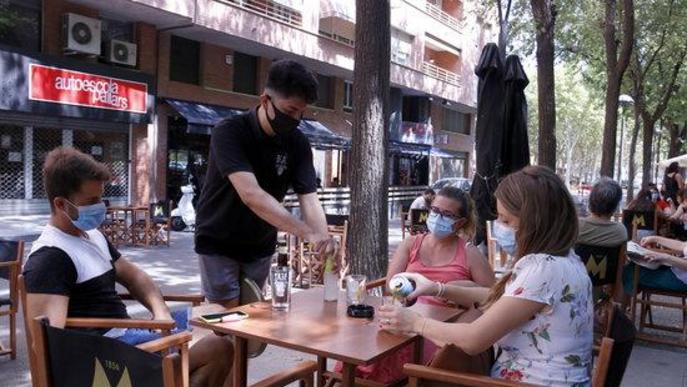 Veïns de Lleida asseguts a la terrassa que el bar Beat ha muntat a l'avinguda Doctora Castells de Lleida.