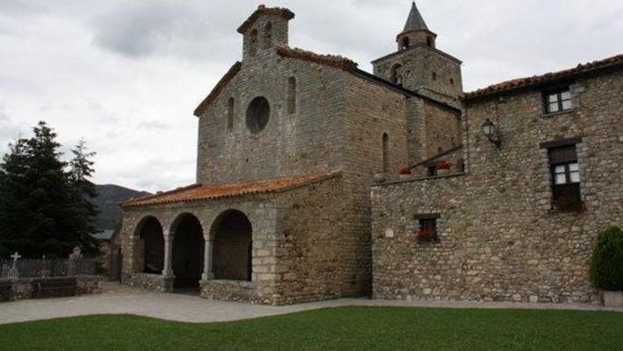 Pla obert de l'entrada de l'església de Santa Maria de Talló, a Bellver de Cerdanya.