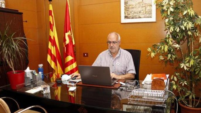 Pla obert on es pot veure l'alcalde de Cervera, Joan Santacana, treballant al seu despatx a la Paeria