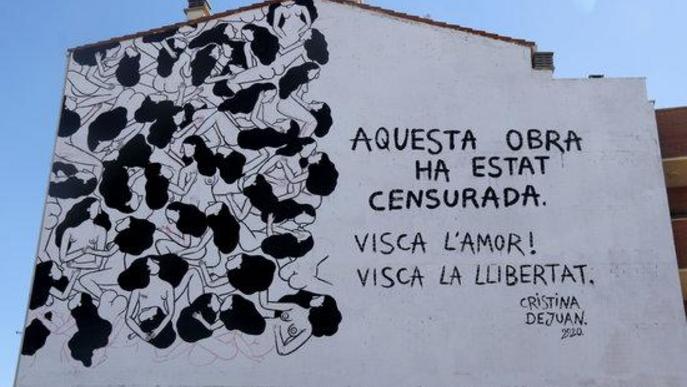 Pla general del mural 'Love is love' que la seva autora, Cristina Dejuan, ha denunciat que li han censurat per "no ser apropiat per a nens"