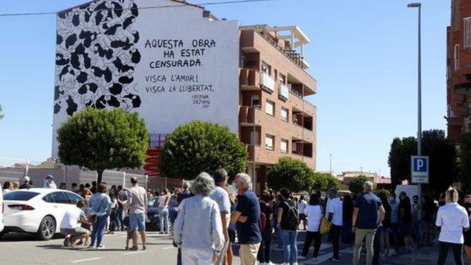 Pla obert on s'hi veuen algunes de les persones que han participat a la concentració per donar suport a l'artista Cristina Dejuan després que aquest denunciés que veïns del bloc on pintava li han "censurat" l'obra