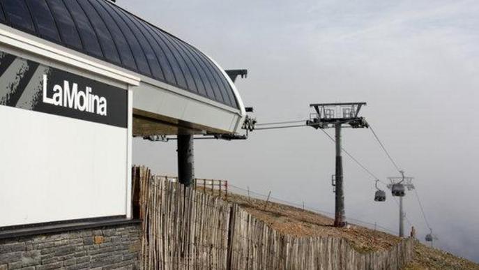 Pla obert on es veuen diverses cabines a l'entorn de l'estació del telecabina de La Molina que hi ha al costat del refugi del Niu de l'Àliga, a 2.537 metres d'altitud