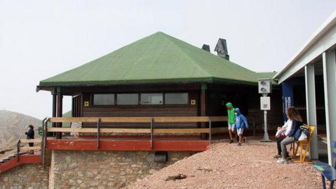 Pla obert on es veuen diverses persones a l'exterior del refugi del Niu de l'Àliga de La Molina, a 2.537 metres d'altitud