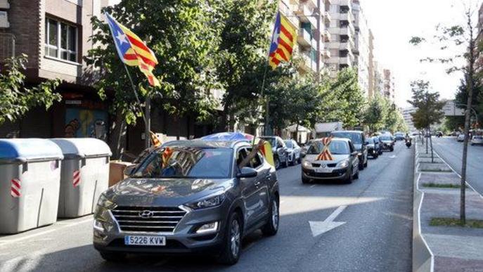 ⏯️ Més de 250 cotxes recorren els carrers de Lleida amb motiu de la Diada