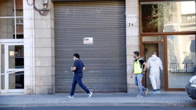 Efectius dels Mossos d'Esquadra a l'edifici de l'avinguda de les Garrigues de Lleida on ha tingut lloc l'homicidi