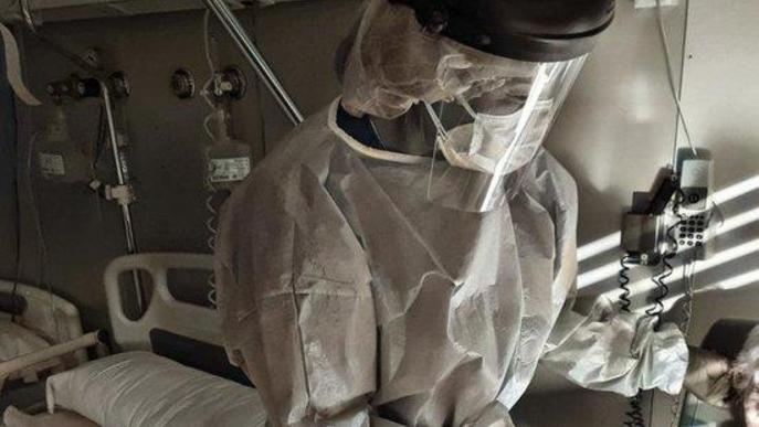 Imatge d'arxiu d'una professional de l'Hospital Universitari Santa Maria de Lleida, atenent una pacient amb la covid-19