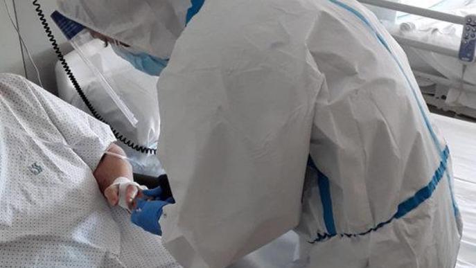 Un metge de l'Hospital Universitari Santa Maria de Lleida, atenent una pacient amb la covid-19