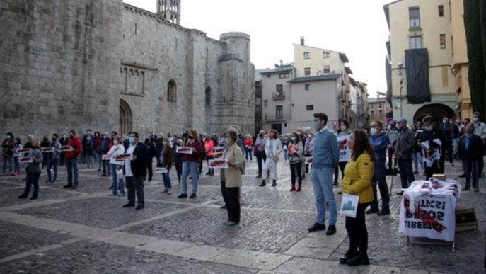 ⏯️ Un centenar de persones es concentra a la Seu d'Urgell en rebuig a la inhabilitació de Torra 