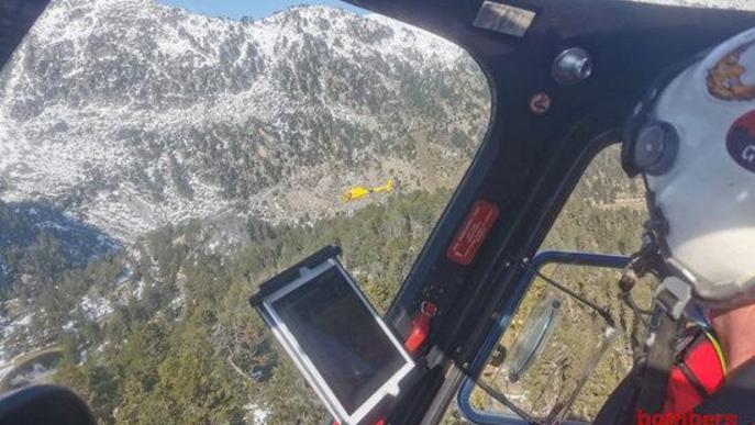 Pla mitjà on es pot veure l'interior de l'helicòpter dels Bombers que participa a la recerca d'una parella de joves desapareguts al Parc Nacional d'Aigüestortes i Estany de Sant Maurici