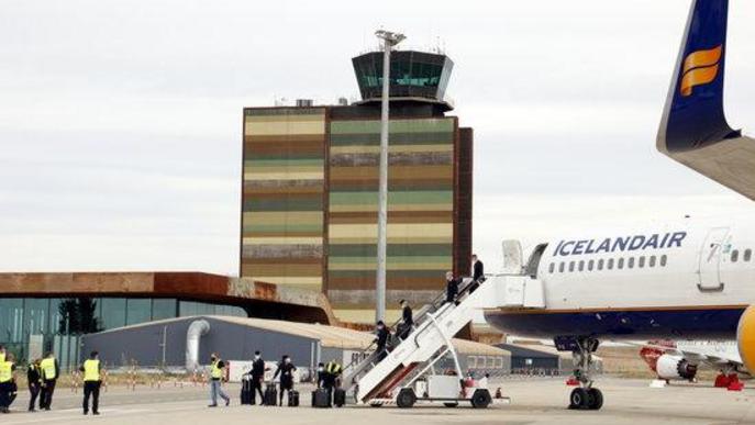 Pla mig d'un avió d'Icelandair, acabat d'aterrar a l'aeroport de Lleida-Alguaire, amb la torre de control al fons