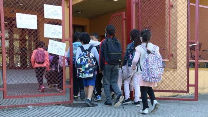 Estudiants entran escola. Arxiu