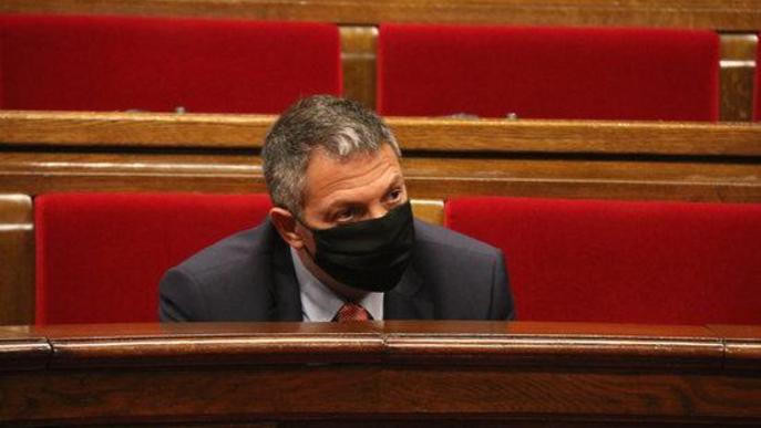El conseller d'Interior en funcions, Miquel Sàmper, seguint el ple del Parlament