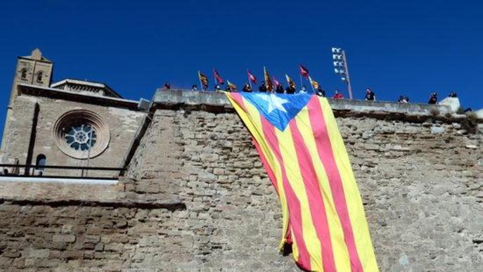 ⏯️ Despleguen una estelada a la Seu Vella per mostrar que el 12-O no hi ha "res a celebrar"