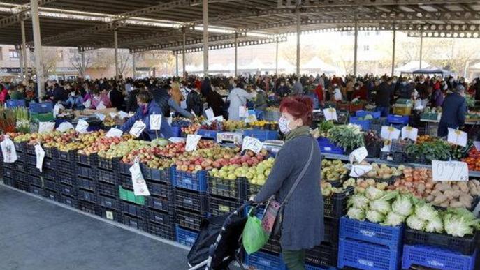 Mercats amb poca afluència de compradors a causa de les noves restriccions de mobilitat els caps de setmana