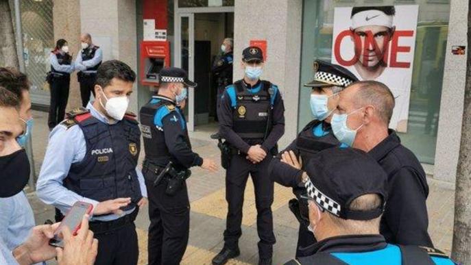Agents de la Guàrdia Urbana expliquen a l'alcalde de Lleida, Miquel Pueyo, què ha passat