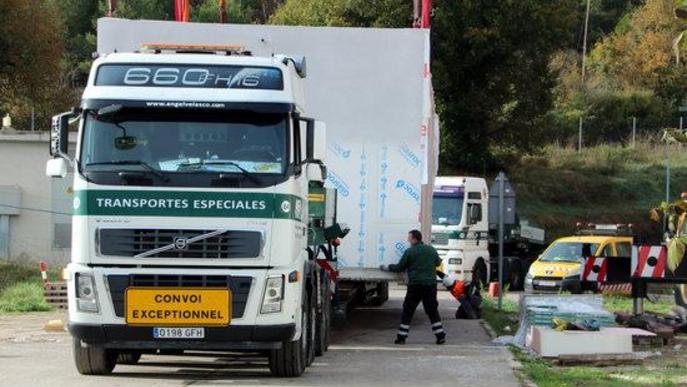 Pla mitjà dels operaris carregant un dels mòduls al centre operatiu de Cardona