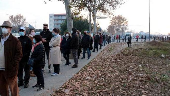 ⏯️ Llarga cua a Lleida per participar en el cribratge amb test ràpid de covid-19