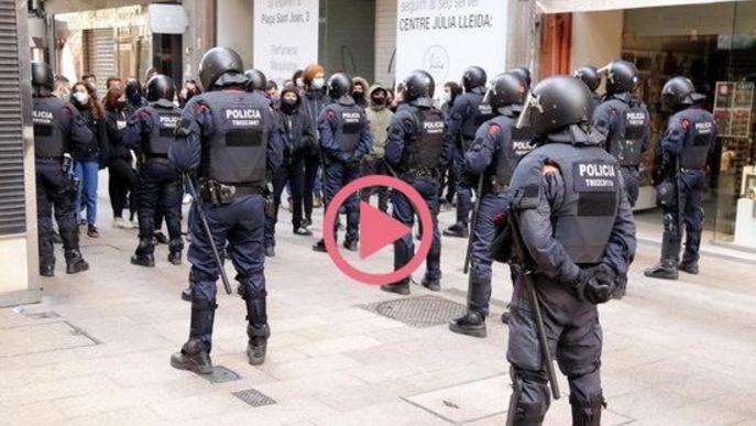 ⏯️ Un dispositiu policial impedeix que els CDR accedeixin a la plaça on Vox havia convocat un acte
