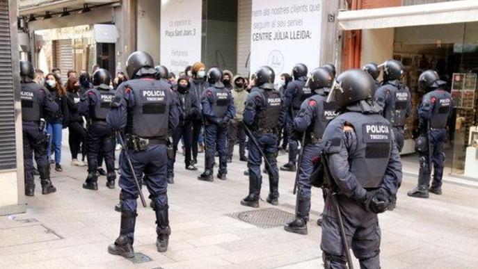 Pla obert del dispositiu policial que ha evitat que els manifestants antifeixistes accedissin a la plaça de la Paeria de Lleida durant l'acte de Vox