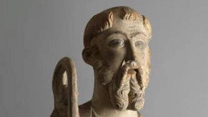 Pla detall de l'escultura gòtica de Sant Antoni Abad que ha rebut en dipòsit el Museu de Lleida