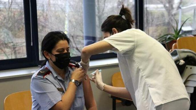 Pla mitjà on es veu una agent dels Mossos d'Esquadra de la Seu d'Urgell rebent la vacuna de la covid-19 a la comissaria