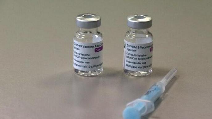 Pla de detall on es veu el recipient on es guarden diverses dosis de la vacuna d'AstraZeneca