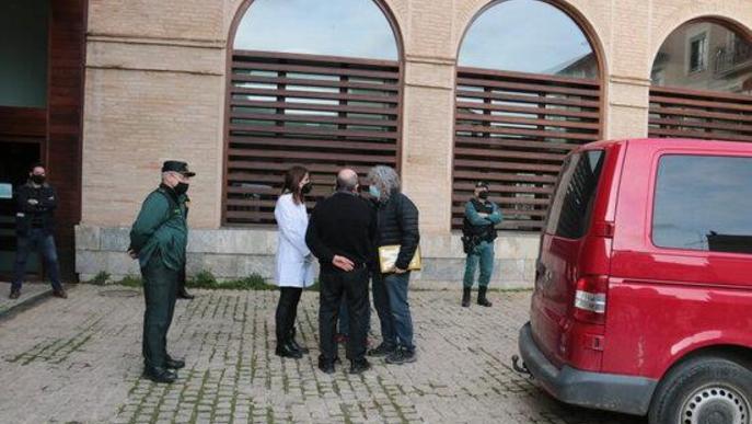 Tècnics del Museu Diocesà de Barbastre parlant amb el conductor de la furgoneta que ha traslladat la vintena de peces de parròquies de la Franja procedents del Museu de Lleida